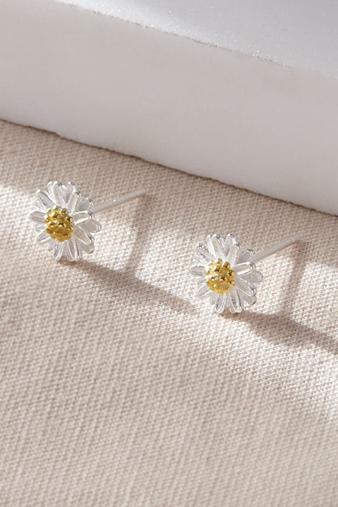close up of the 9mm silver daisy stud earrings