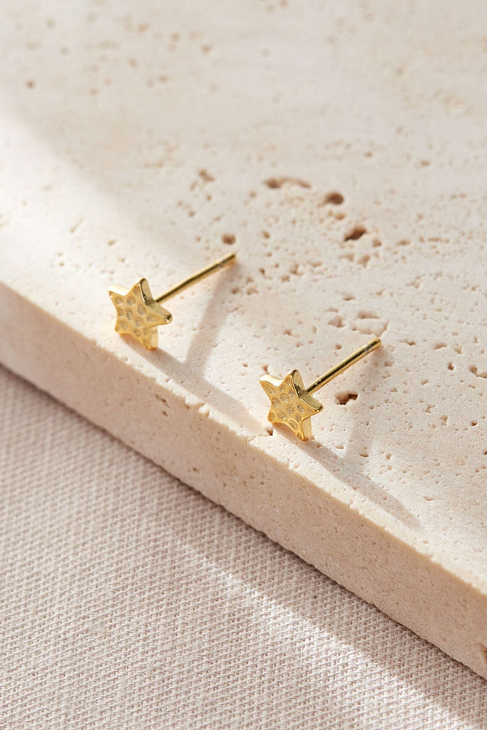 close up of the gold hammered star stud earrings