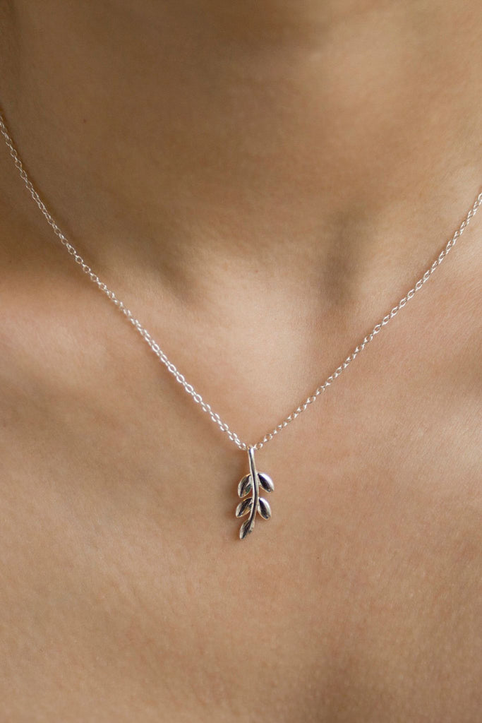 model wearing the pendant necklace around the neck