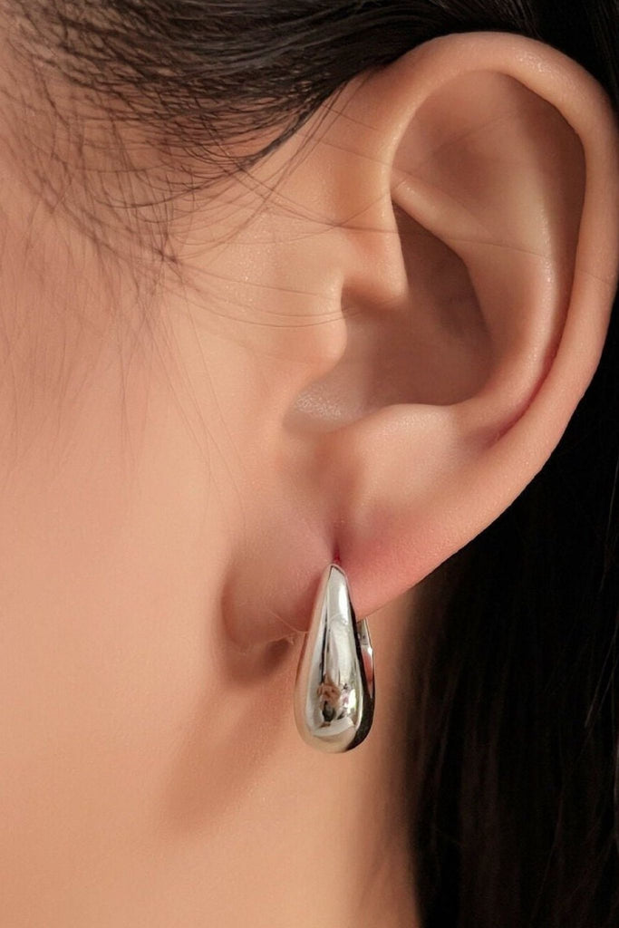 model wearing the 16mm chunky hoop earrings