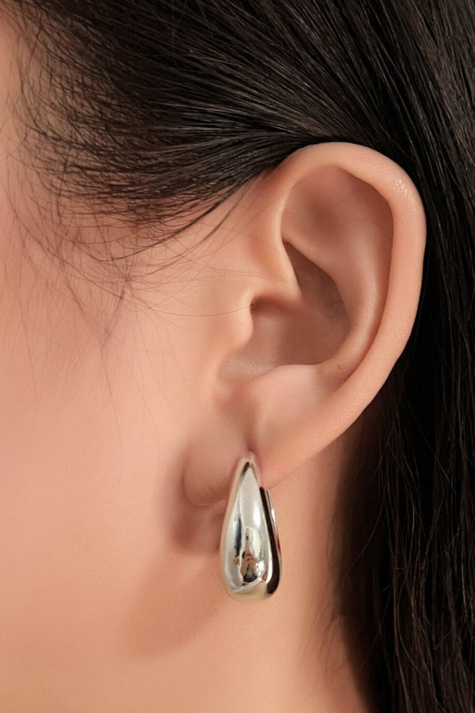 model wearing the 20mm chunky hoop earrings