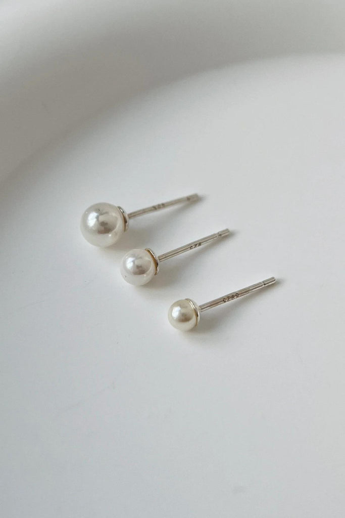 all three sizes of the white pearl studs earrings,