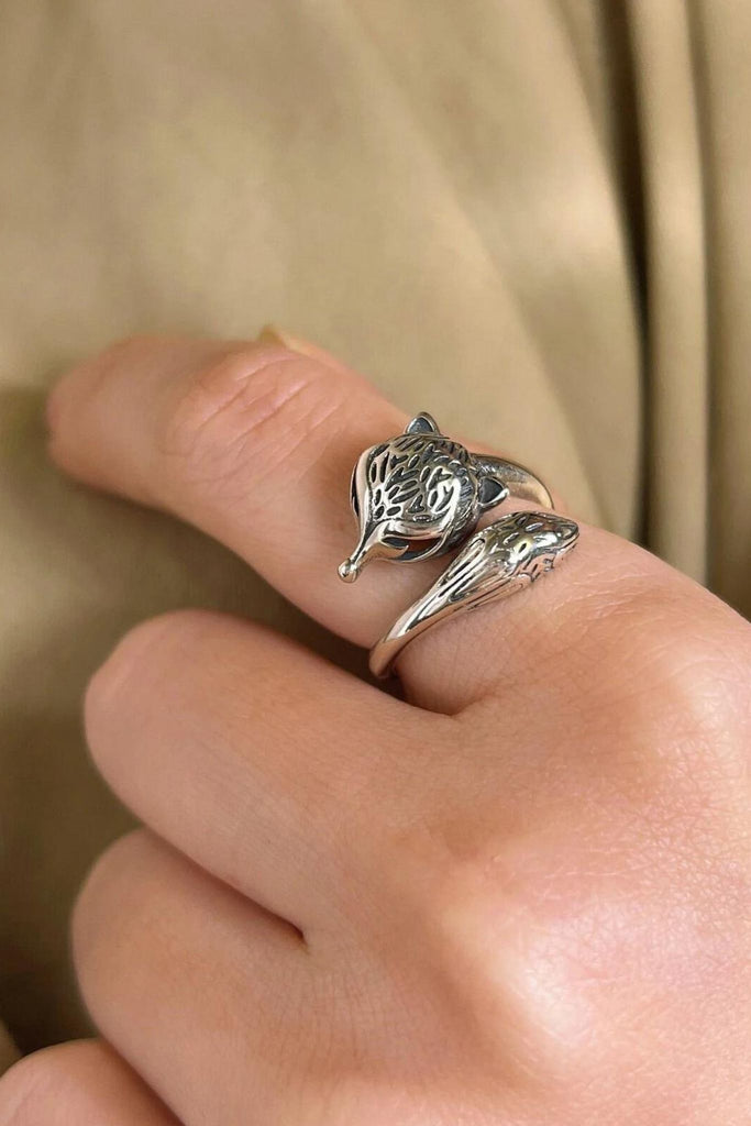 model wearing the silver fox ring on the index finger
