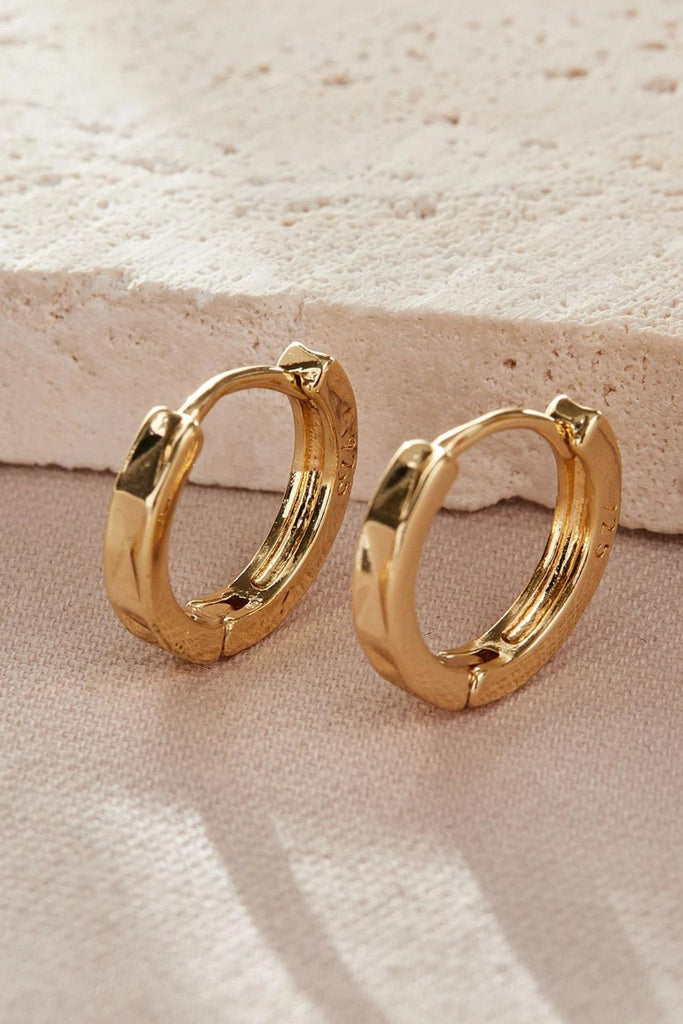 close up of the latch closure on the angular hoops