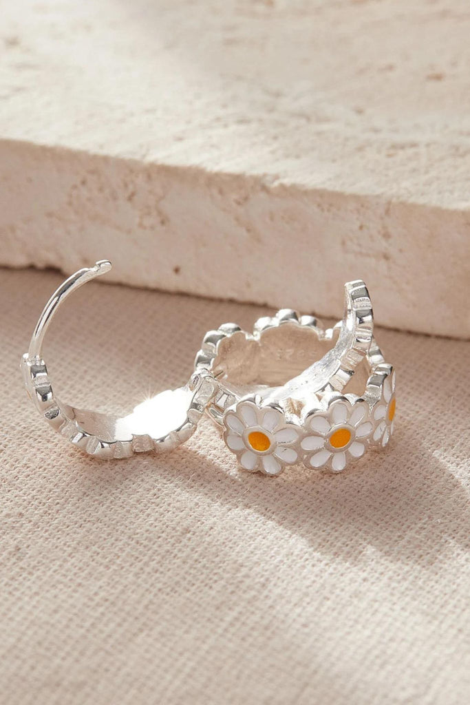 showing the opening of the hoops,they are latch closing and click into place once through the earlobe 