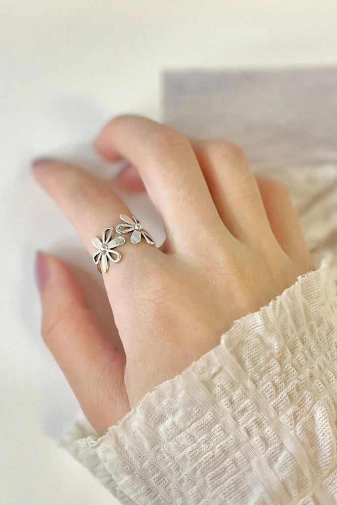 model wearing the daisy floral ring on the index finger