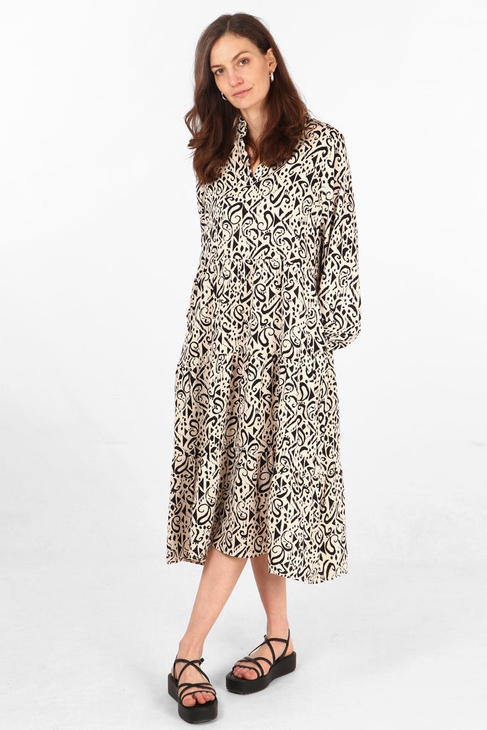 model showing that this tiered midi dress has pockets