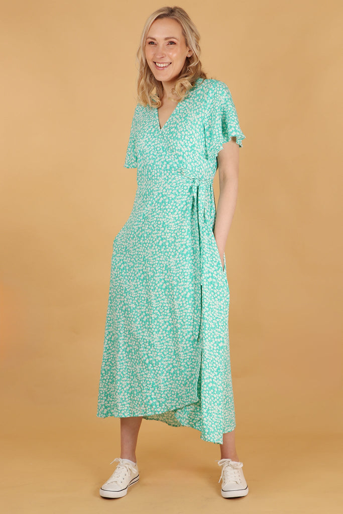 model showing that the waist tie wrap dress has pockets