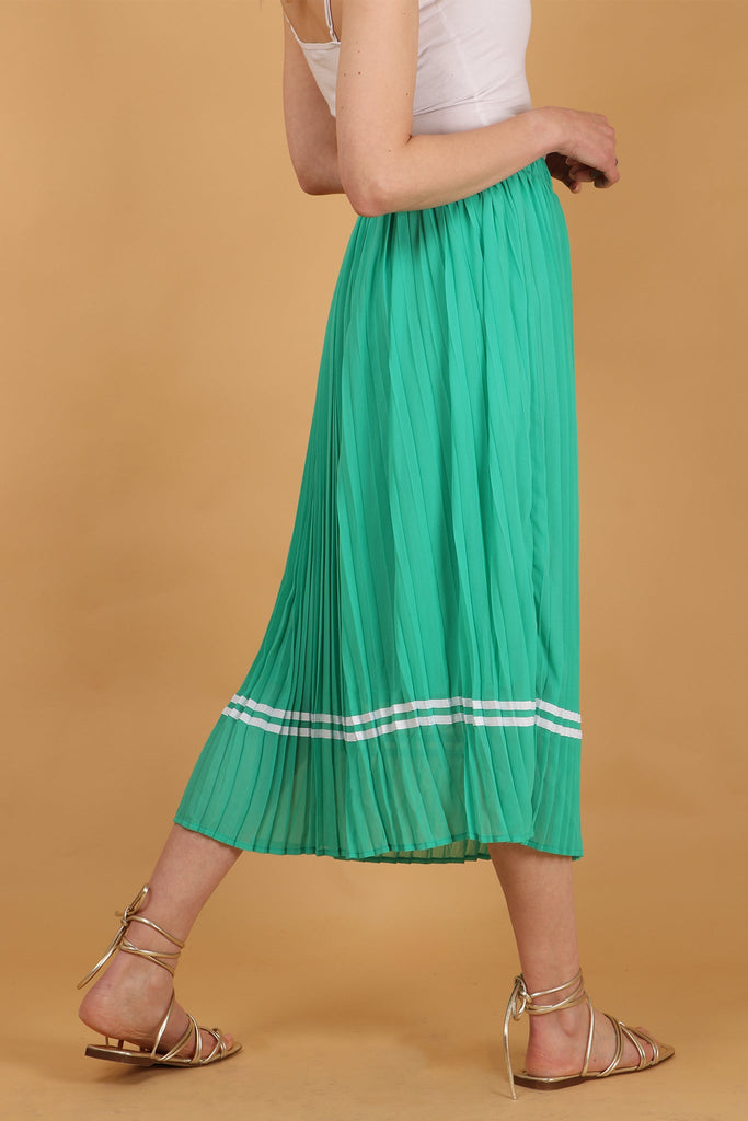 close up of the green pleated material and white ribbon stripes