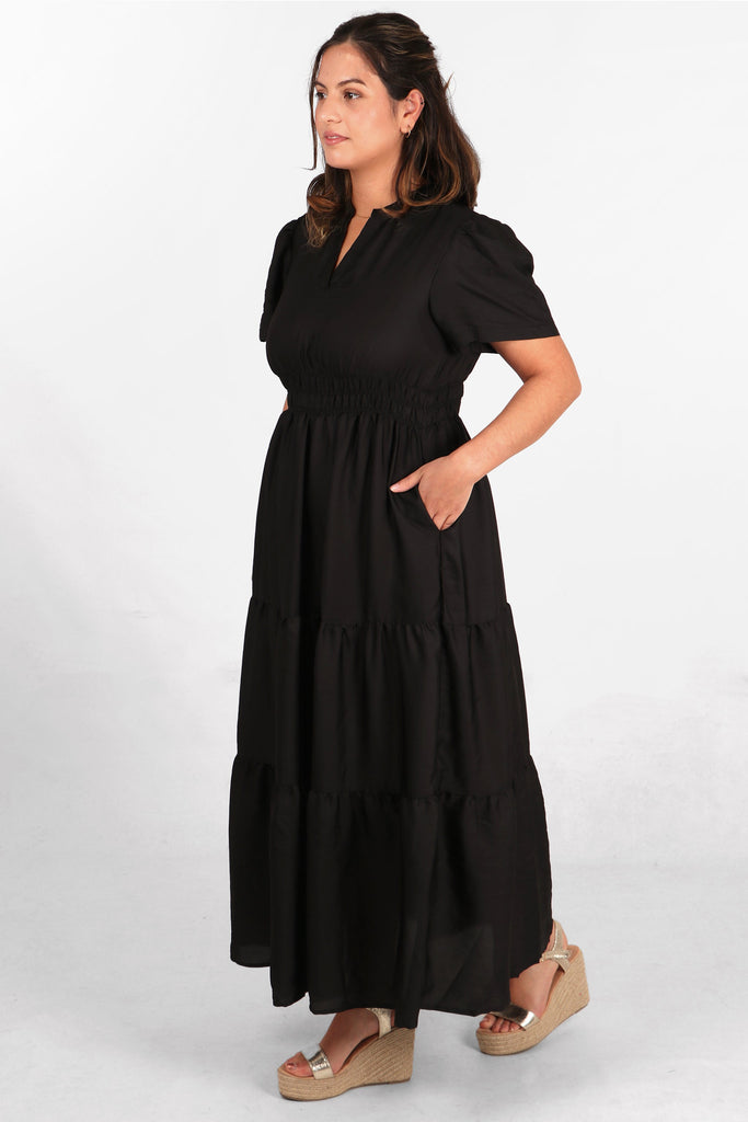 model showing that this black maxi dress has pockets