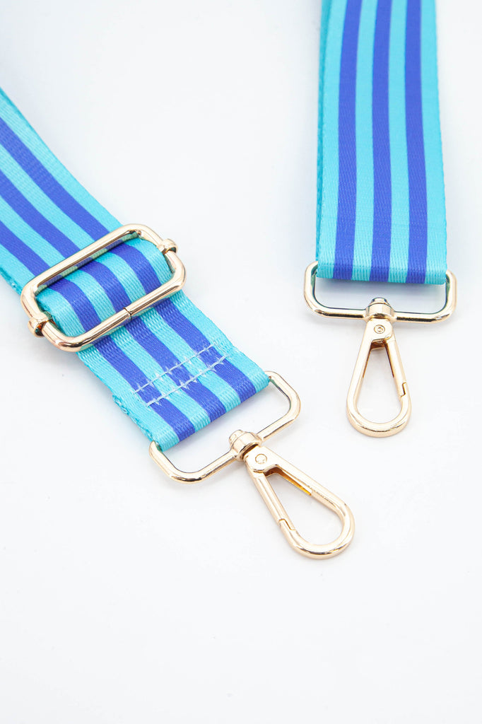 close up of the gold clip on snap hook attachments