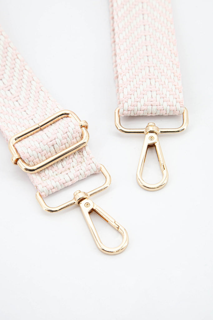 close up of the gold clip on snap hooks