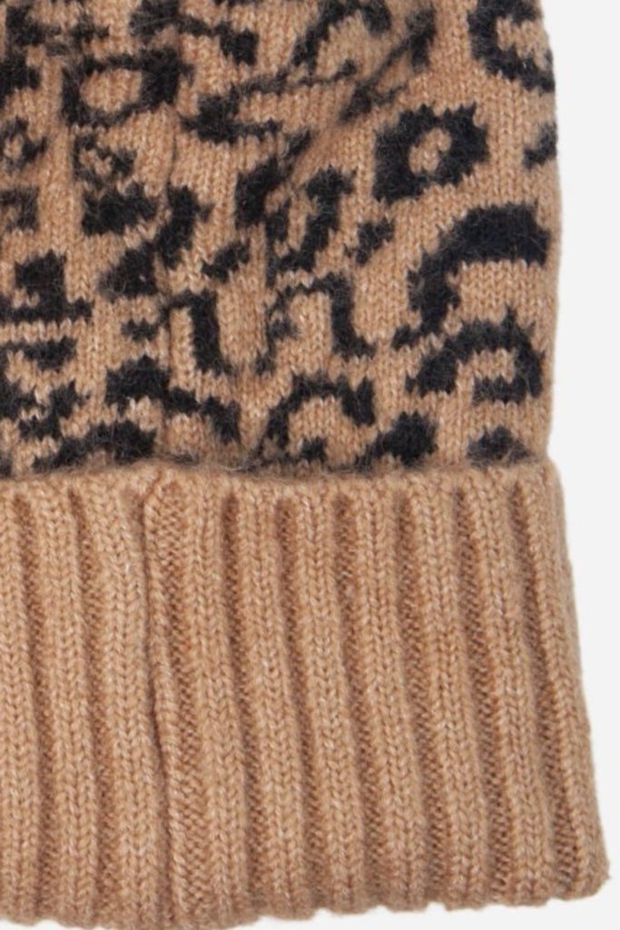 close up of the ribbed knitted material